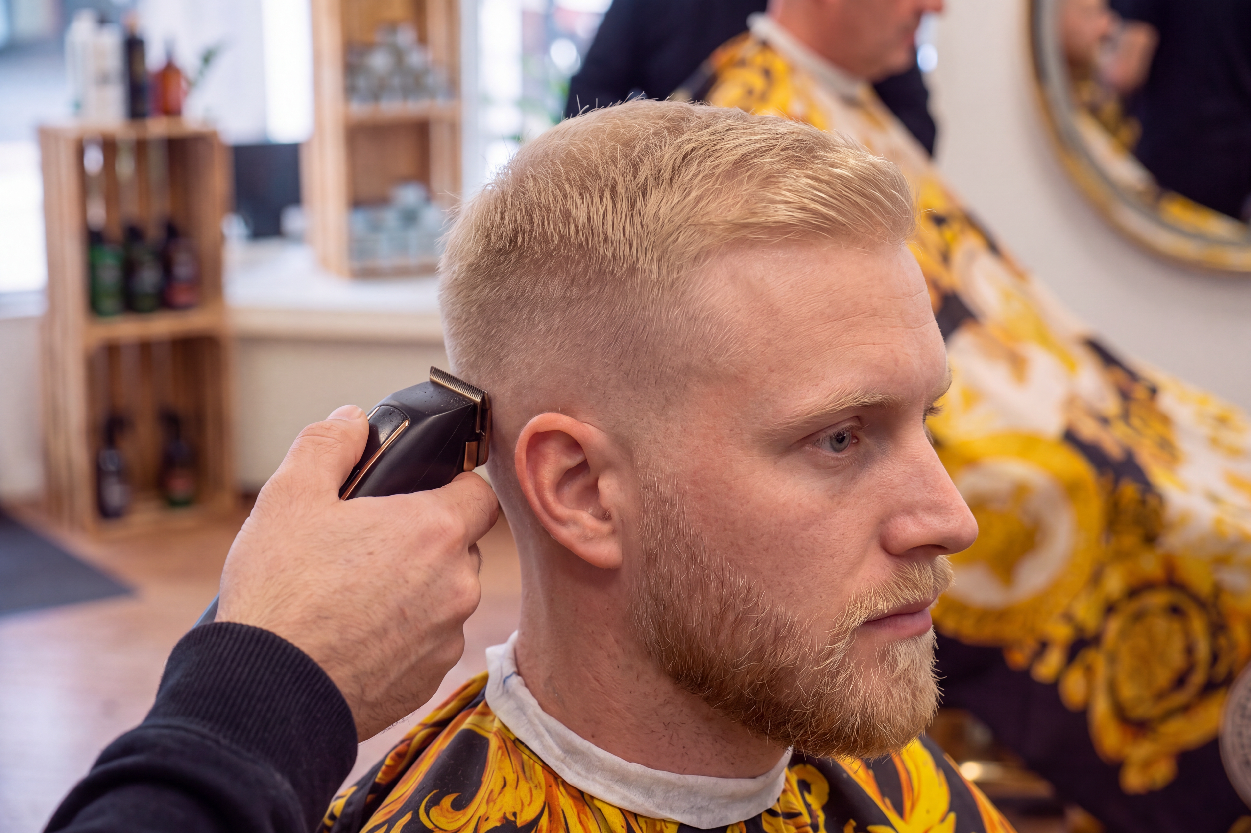 Barberare på Skellefteå Salongen som klipper en man med maskin